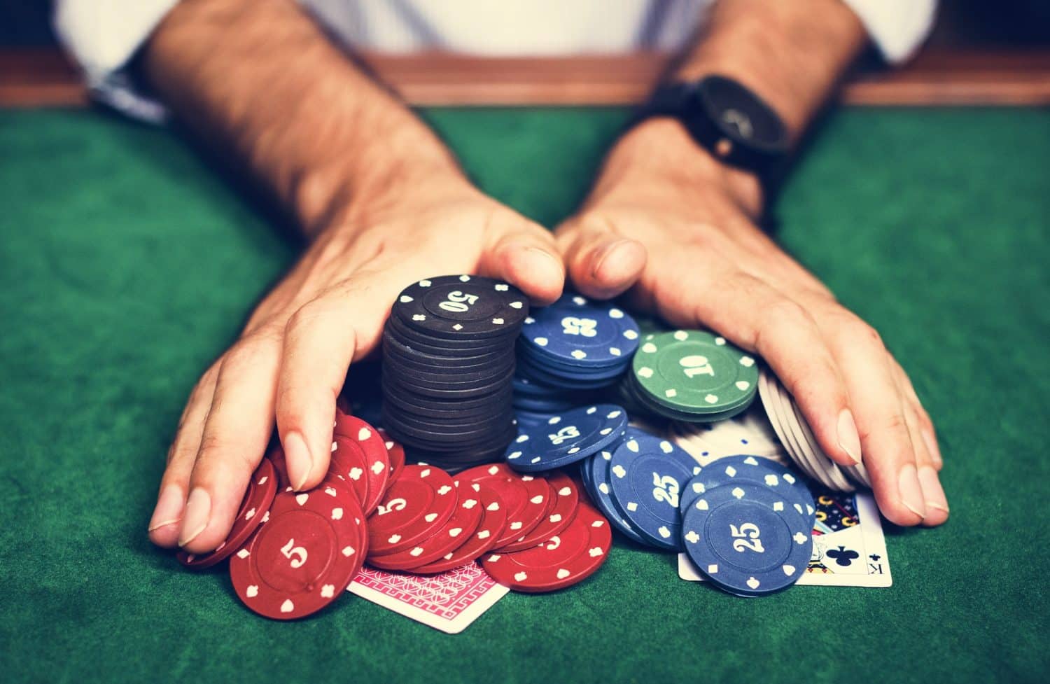 Monitoring Risk and Reward in Competitive Online Casino Environments